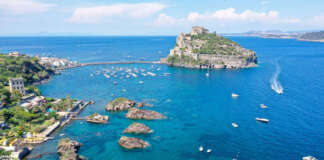 A Ischia cabinato si schianta sugli scogli, ferito lo skipper