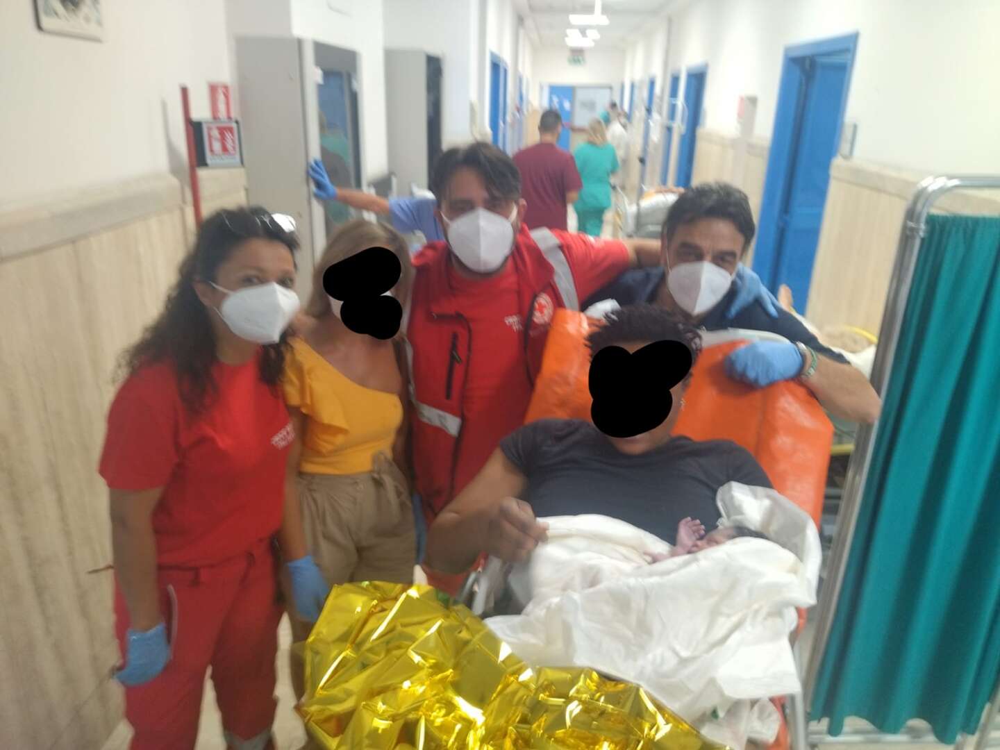 Si rompono le acque, 30enne partorisce in ambulanza durante la corsa in ospedale