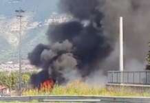 Vasto incendio nel Salernitano, fiamme in area parcheggio: evacuati alcuni palazzi