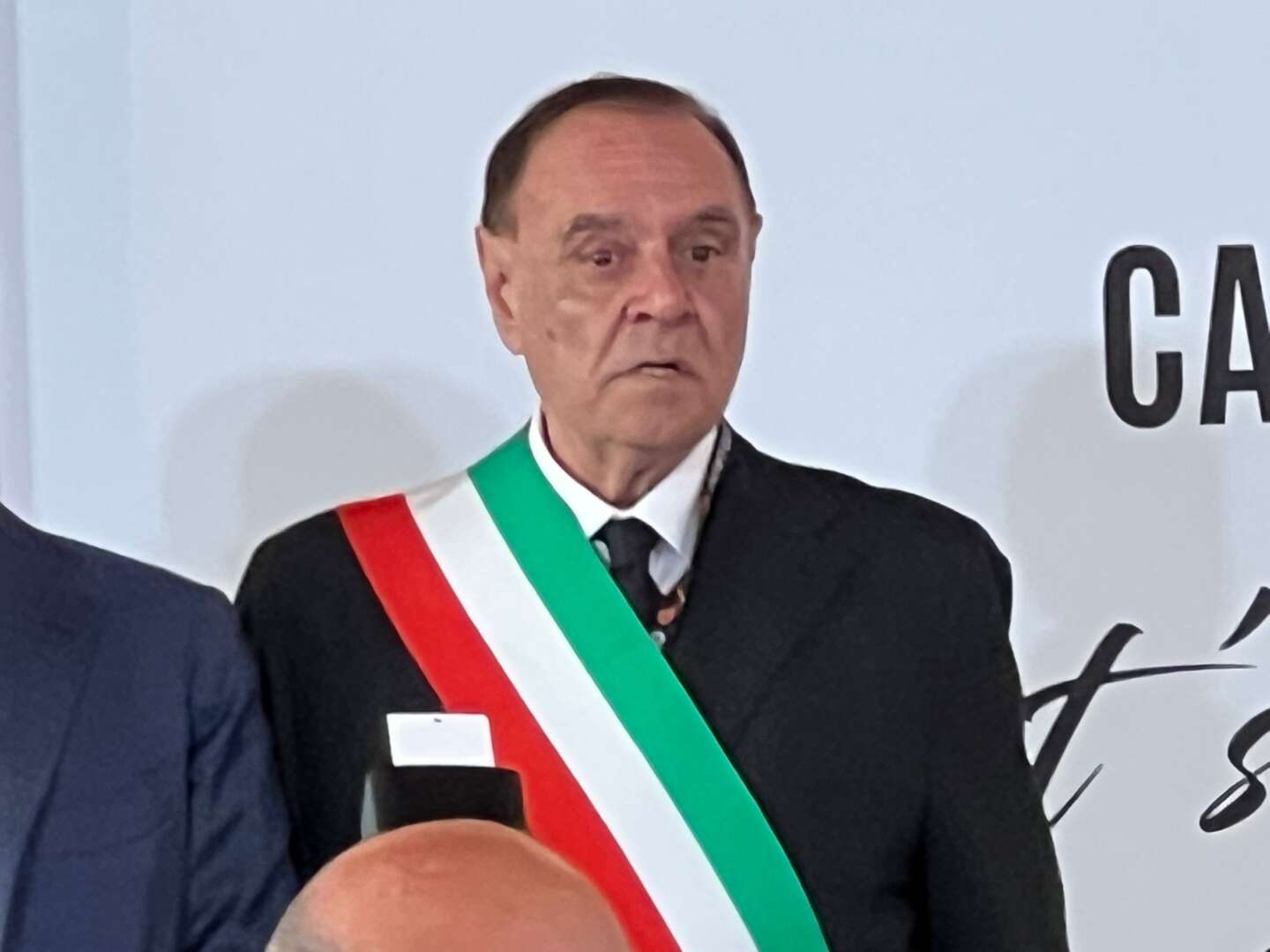 Scritte sui muri del Teatro, Mastella: “Stupidità delinquenziale, se scoperti autori pagheranno danni” Scritte sui muri del Teatro, Mastella: “Stupidità delinquenziale, se scoperti autori pagheranno danni”