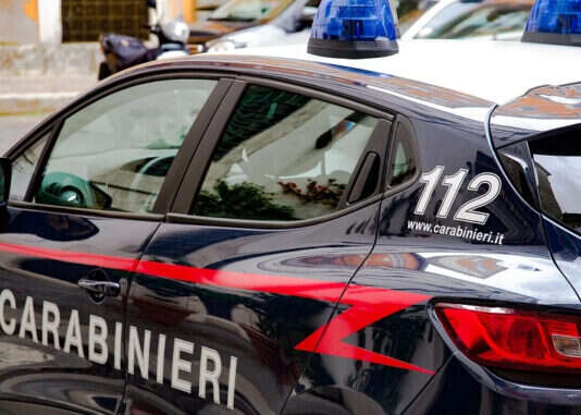 Si scaglia contro le auto parcheggiate e poi scappa verso la Rocca: fermato Carabinieri