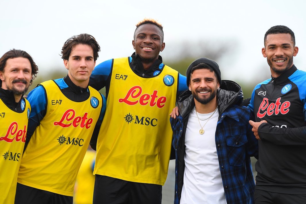 Il Napoli torna ad allenarsi: Insigne fa visita agli azzurri