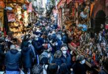 Natale a San Gregorio Armeno: senso unico pedonale, steward e limite di gente
