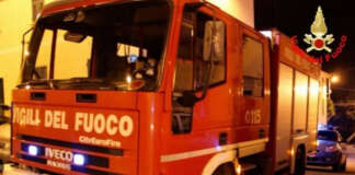 Si ribalta con l’autocisterna carica di gasolio: salvato dai vigili del fuoco