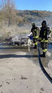 Carrellato in fiamme nell’ecopunto di contrada Pontecorvo: intervento dei pompieri