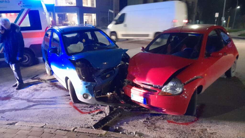 Benevento, scontro tra due auto in via Nenni: una 19enne in ospedale