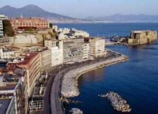 Cadavere tra gli scogli del Lungomare di Napoli