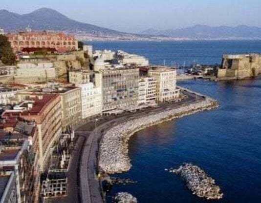 Cadavere tra gli scogli del Lungomare di Napoli