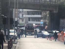 Via Irno, cadono calcinacci dal ponte ferroviario: auto colpita e traffico in tilt