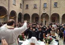 Guarigioni miracolose al ritiro dei Carismatici di Padre Vassallo, Spuldaro: “Riscoprite Cristo” (VIDEO)