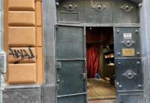 Napoli, imbrattata nella notte la facciata del teatro Bellini