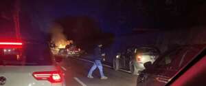 Auto in fiamme sul raccordo autostradale, poi domate dai Vigili del Fuoco (FOTO)