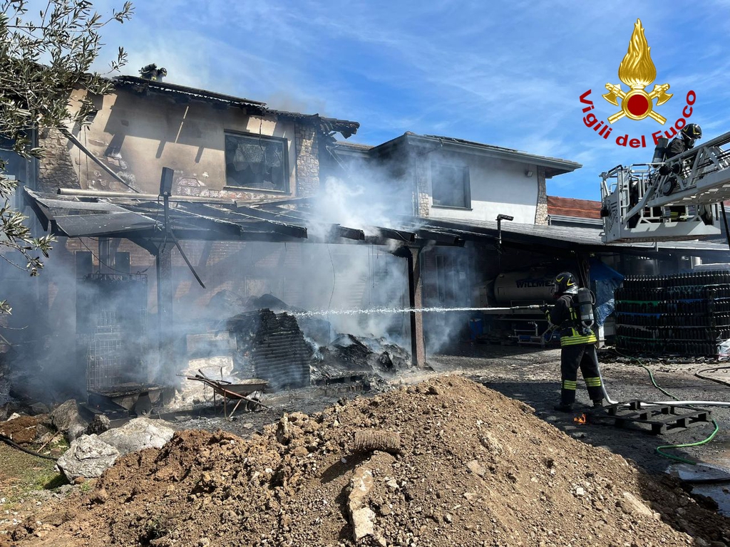 Spaventoso incendio devasta un’azienda, Vigili del Fuoco a lavoro Spaventoso incendio devasta un’azienda, Vigili del Fuoco a lavoro