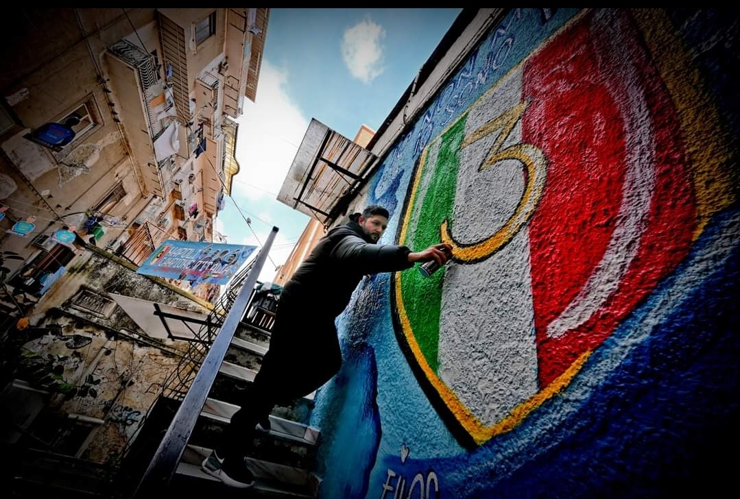 Napoli prepara la festa scudetto: nuovo murale al Pallonetto di Santa Lucia