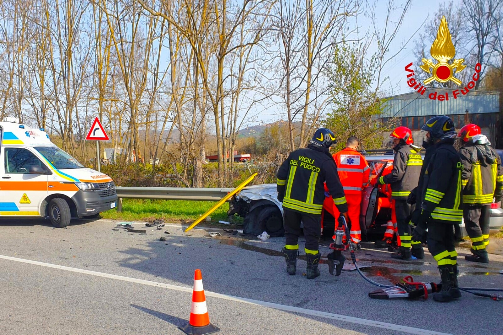 Incidente lungo l’Ofantina, due persone trasportate in ospedale Incidente lungo l’Ofantina, due persone trasportate in ospedale