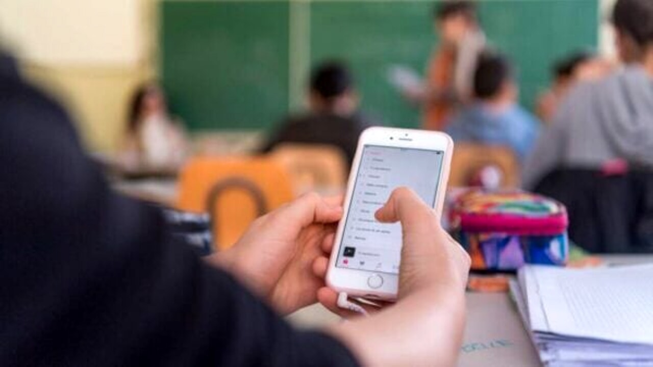 Nel Casertano stop ai cellulari in classe anche per i professori