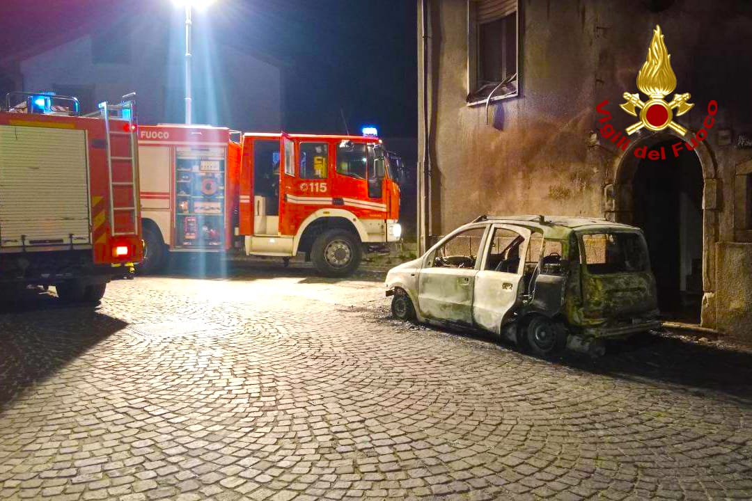 Auto in fiamme, paura nella notte a Volturara Irpina: danni per un edificio