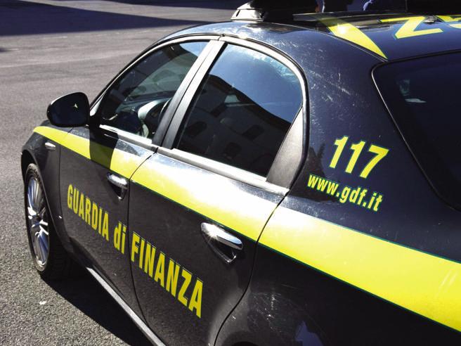 Salerno, la Guardia di Finanza dona 16mila litri di gasolio ai vigili del fuoco