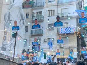 Quartieri Spagnoli in festa: dal pellegrinaggio al Murale di Maradona allo spritz nel “Cuore di Napoli”