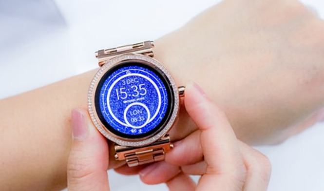 Perseguita la ex, arrestato grazie a uno smartwatch antiviolenza Perseguita la ex, arrestato grazie a uno smartwatch antiviolenza
