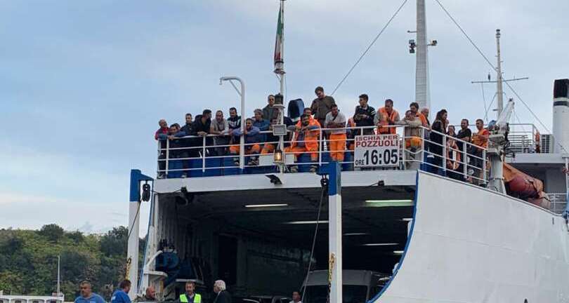 traghetto urta la banchina a ischia contuso un passeggero
