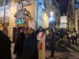 VIDEO/ Il Venerdì Santo in processione, il Vescovo Aiello: la Pasqua ci purifichi, ci rimetta a nuovo