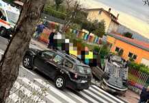 San Tommaso, rocambolesco incidente, auto ribaltata e traffico bloccato