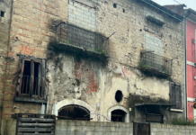 Buchi neri, dai ruderi di Corso Umberto spunta un dipinto della Vergine Maria del 19esimo secolo