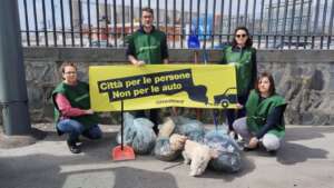 Blitz di Greenpeace per ripulire la pista ciclabile: “In totale abbandono e il Comune non ci risponde” (Video e Foto)