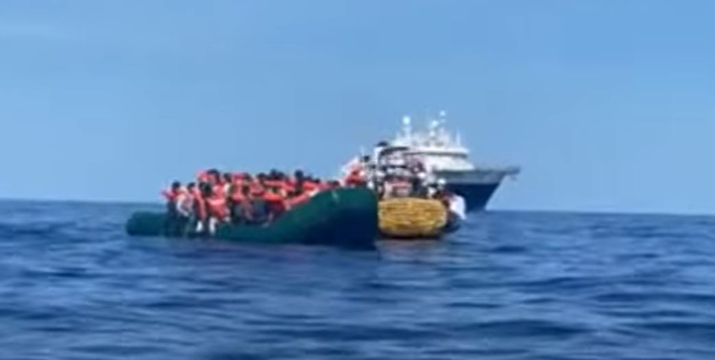 Sbarcati a Napoli 87 naufraghi soccorsi in mare da Emergency