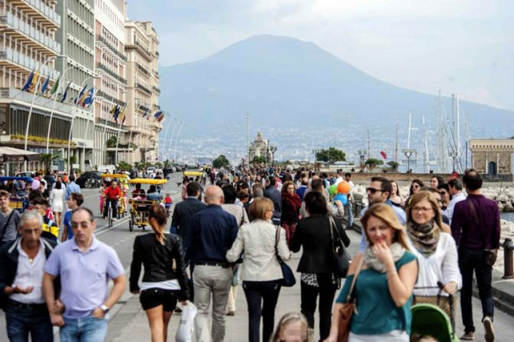 Ponti festivi a Napoli, i veri numeri del ‘mordi e fuggi’ sull’annunciato milione di turisti Ponti festivi a Napoli, i veri numeri del ‘mordi e fuggi’ sull’annunciato milione di turisti