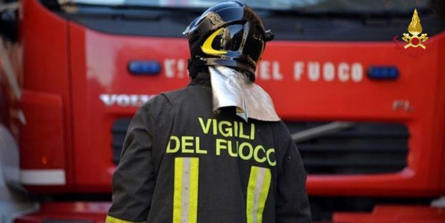 Palma Campania, a fuoco cinque camion dei rifiuti in un’area parcheggio