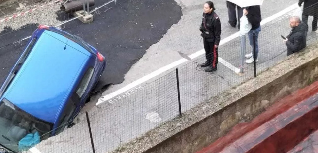 Tragedia sfiorata a Napoli, voragine in strada inghiotte due vetture