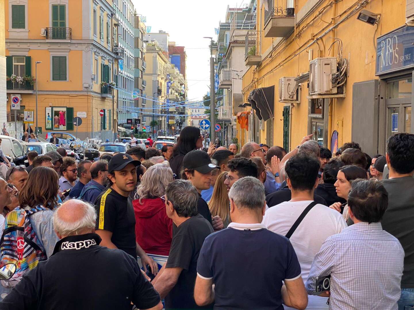 Ressa e code in strada per i biglietti di Napoli Samp: tra speranze e delusione (Video e foto)