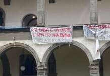 Mobilitazione contro il caro affitti, il Collettivo Autorganizzato Universitario protesta alla Federico II di Porta di Massa