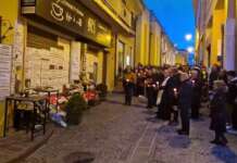 Fiaccole, lacrime e dolore incolmabile: “Il nostro grido arrivi in cielo ad Emilio, Pamela ed Ema” (Foto)