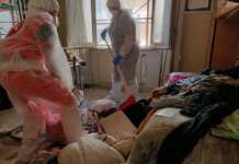 Salerno, Humanitas al lavoro per ripulire casa accumulatrice seriale dopo sos a Barbara D’Urso