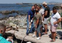 Carcasse di un’auto trovata su una spiaggia nel Napoletano