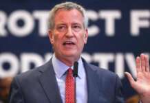 L’ex sindaco di New York si emoziona a Napoli: De Blasio in lacrime davanti al murale dedicato ai suoi nonni