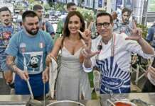 Caterina Balivo come Sofia Loren: pizze fritte in piazza per lo scudetto