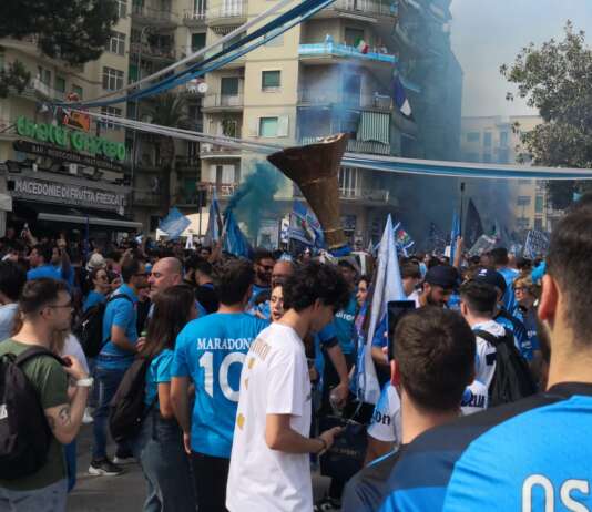 A Napoli tutti d’azzurro, la città pronta per la festa scudetto