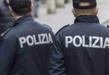 Fermato dalla polizia per aver rubato occhiali e smartphone