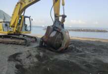 Arenile di Castellammare, parte la maxi-pulizia con un cestello che filtra la sabbia