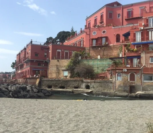 A Posillipo pulizia straordinaria della spiaggia delle Monache