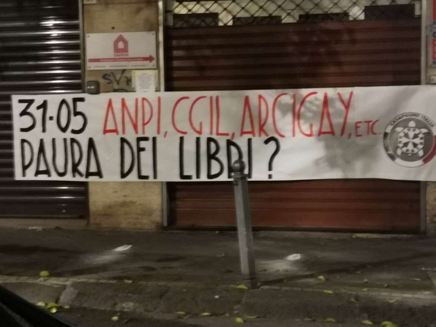 Salerno, striscione di Casapund sotto la sede della Cgil Salerno, striscione di Casapund sotto la sede della Cgil