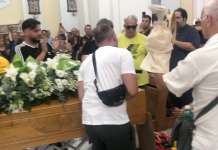 L’Irpinia rende omaggio al “re della tammurriata” nel giorno dell’addio (FOTO)