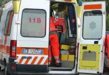 Suicidi, è allarme: uomo trovato senza vita nel fondo agricolo ambulanza