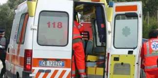 Cadono calcinacci da un palazzo, donna ferita a Torre del Greco ambulanza
