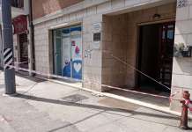 Caduta calcinacci a via Colombo, i caschi rossi mettono in sicurezza la zona (Foto)
