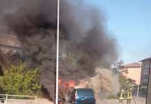 Auto in fiamme in via Dorso: intervengono i Vigili del Fuoco (FOTO)